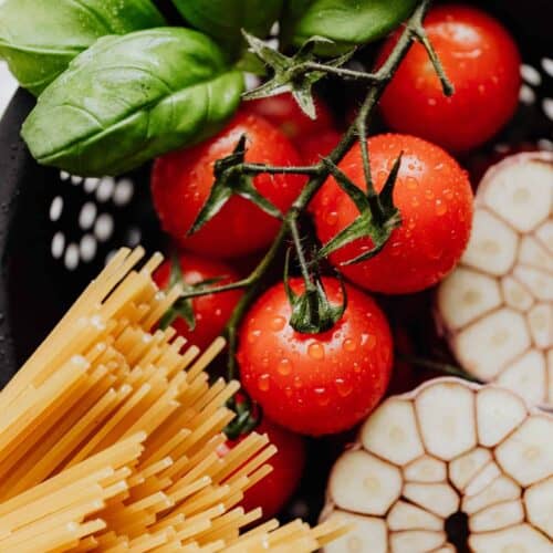 detail-of-cherry-tomatoes-with-drops-of-water-and-spaghetti-scaled